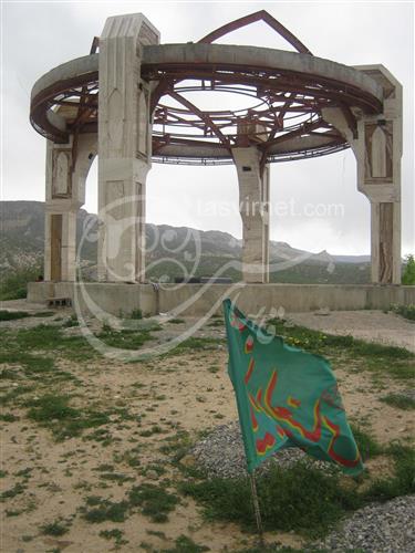 علی دوستی : مرقد ، شهرستان ایلام ، مجموعه تفریحی چغاسبز، تپه شهداء ، تنها قبر شهید بر روی تپه 