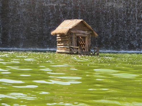 زهرا شعبانی : خانه روی آب ، تفاوت رنگ آب زمینه با بکگراند 