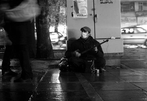 نغمه وزیری : موسیقی در خیابان ،  این عکس در خیابان ولیعصر گرفته شده است،هدف من از گرفتن این عکس نشان دادن این است که این مرد با وجود قر به نواختن موسیقی می بردازد و هدف  دیگر من نشان دادن موسیقی خیابانی است و هم چنین نشان دادن نگاه بی توجه مرذم است.