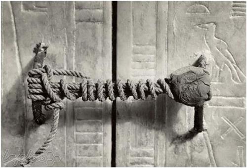 رویا محرابی  : قفل باز نشده بر آرامگاه توتنخ آمون، 1922، (3245 سال دست نخورده) ، 
