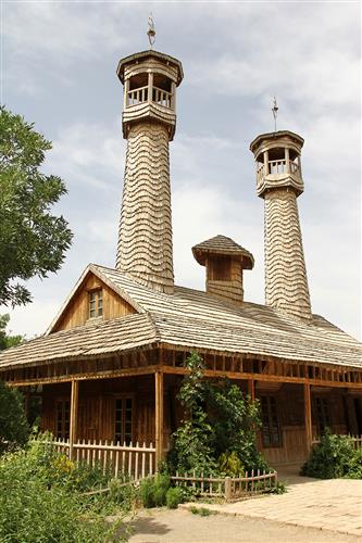 راضیه برمکی : مسجد چوبی نیشابور ، واقع در دهکده چوبی در حوالی شهر نیشابور که توسط مهندس حمید مجتهدی ساخته شده است. این مسجد تا 8 ریشتر در برابر زمین لرزه مقاوم و همچنین ضد موریانه می باشد.