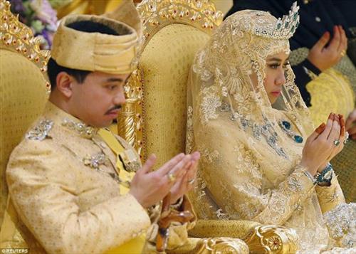 سپیده عباسقلی پور : عروسی مجلل پسر سلطان بروءنی ، در این مراسم شاهزاده عبدالمالک 31 ساله با حاجیه بولیکاه 22 ساله ازدواج کرد. این مراسم در کاخ 1788 اتاقه سلطان بروءنی و در نهایت تشریفات انجام شد