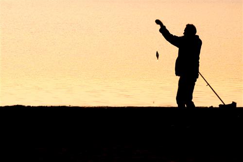 احسان بابامرادی : بگیر و رها کن ، ورزش ماهیگیری یکی از سختترین و صبورانه ترین ورزشها میباشد که شخص ورزشکار ساعتها برای گرفتن ماهی زمان و انرژی صرف میکند . ورزشکاران حرفه ای این رشته بعد گرفتن ماهی ، آبزی را رها میکنند . 