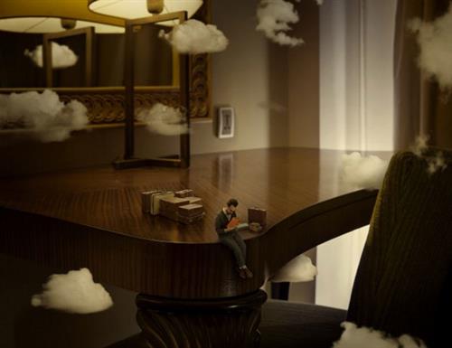 لیدا تقی زاده  : فتومونتاژ  ، مردی در گوشه میز نشسته در حالی که در میان ابرها است