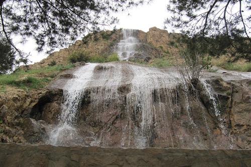 نگار خرمن دار : آبشار دروازه قرآن شیراز ، آبشار دروازه قرآن شیراز در اول ورودی این شهر قرار گرفته است و نمای زیبا دارد