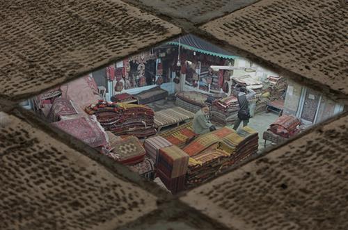 مهدی بابایی : لایه زیرین سنگفرش ، فتومونتاژی متشکل از دو بخش که در بازار تهران عکاسی کردم، زاویه عکاسی لایه ای از شهر را نشان می دهد.