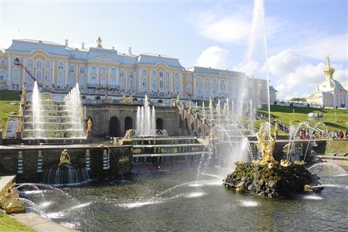 روشنک شیمیا : پترگوف (کاخ فواره ها) Peterhof ، در حومه­ شهر سن پترزبورگ روسیه مکانی وجود دارد که بی ­تردید یکی از زیباترین مجموعه­ های دنیا یعنی پترگوف را در­ خود جای داده است.
پتر کبیر در سال 1711 شروع به احداث قصر به سبک کاخ ورسای فرانسه نمود و در سال 1819 تکمیل گردید. 