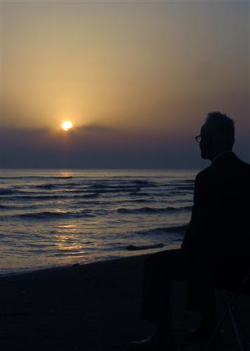 پریسا حدادان : زندگی در جریان است ،  طلوع آفتاب در شمال ایران/انزلی
پیرمردی سالخورده که در تنهایی خود به طلوع خورشید نگاه می کرد.