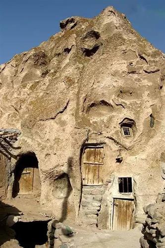 آرزو اقوامی : خانه های کندویی ، خانه های کندویی کنده شده از دل کوه واقع در شهرستان اسکو استان آذربایجان شرقی است.