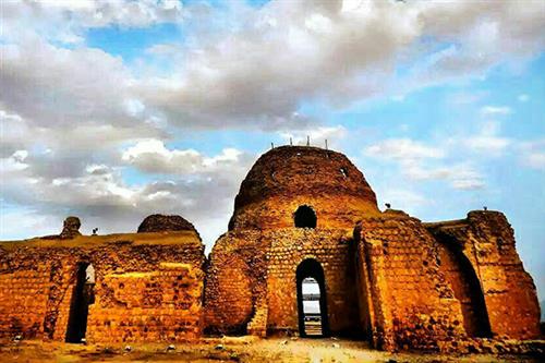 آرزو اقوامی : کاخ ساسان ، کاخ ساسان در سروستان استان فارس قرار دارد که در دوره ی بهرام گور ساسانی درست شده است و قدیمی ترین گنبد آجری ایران است.