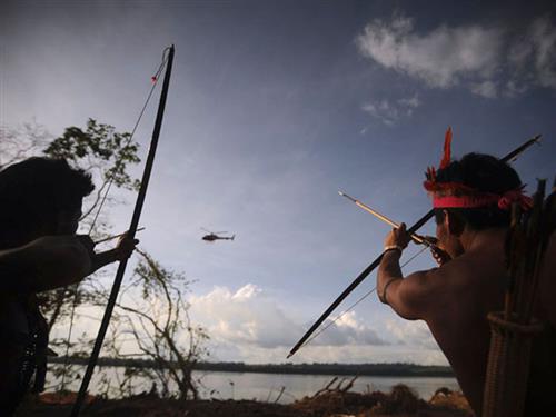مینا صالحی : بومیان بدوی  ، واکنش بومیان قبایل بدوی در جنگل های برزیل به هلی کوپترهایی که از آن ناحیه میگذرند .
