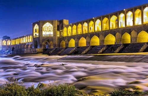 مریم خزائی : سی و سه پل-رودخانه زاینده رود ، یکی از اولین شاهکار های معماری شهر اصفهان در دوران صفویه برروی رودخانه زاینده رود, همان سی و سه پل به زبان عام, ویا پل 