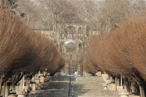 شبکه تصویر ( تصویرنت ) بوستان نیاوران یکی از زیباترین پارک های تهران است  که دارای قدیمی ترین درختان چنار تهران با قدمت ۱۵۰ سال است
