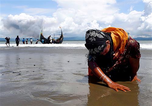 فریبا اسکندری : مهاجرت طاقت فرسا ، یک زن خسته روهینگیایی در سواحل بنگلادش بر ساحل نشسته است. او با قایق از مرز میانمار و بنگلادش عبور کرده و چنین خسته به بنگلادش رسیده است. تا کنون بیش از 600 هزار روهینگیایی از ترس جان به بنگلادش گریخته اند.