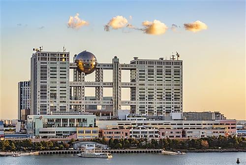 فریبا اسکندری : ساختمان مرکزی تلویزیون فوجی ، 
نمایی دور از ساختمان مرکزی تلویزیون فوجی با 25 طبقه ی فوقانی و 2 طبقه ی زیرزمینی در شهر توکیوی ژاپن واقع شده است که یکی از ایستگاه‌های اصلی تلویزیونی توکیو است. 
