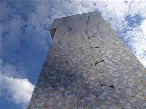 فریبا اسکندری : برج ویکتوریا ، نمای پایینی از برج ویکتوریا  ، این آسمان خراش یک هتل بسیار مجلل در منطقه کیستا شهر استکهلم ، پایتخت سوئد است . این هتل به عنوان برج ویکتوریا شناخته شده است اما با این حال از کلمه سندیک استفاده شده تا آن را با برج ویکتوریا که در انتهای قسمت جنوب غربی کاخ وستمینستر قرار دارد اشتباه نگیرند .