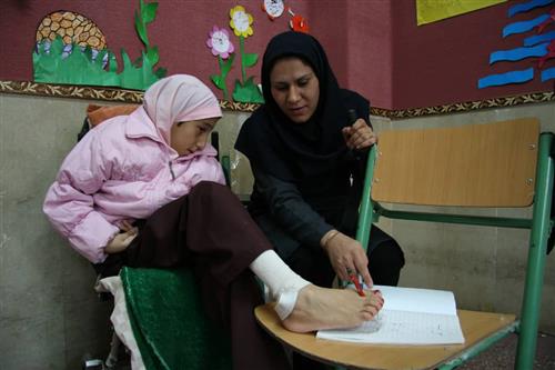 یگانه سجا : دانش آموز معلول ، زهرا حسینی دختر ۱۰ساله شیرازی است که به علت عارضه مادرزادی قادر نیست از دستانش استفاده کند او درس خواندن را دوست دارد و تلاش میکند که با کمک و حمایت معلمش با پاهایش بنویسد.