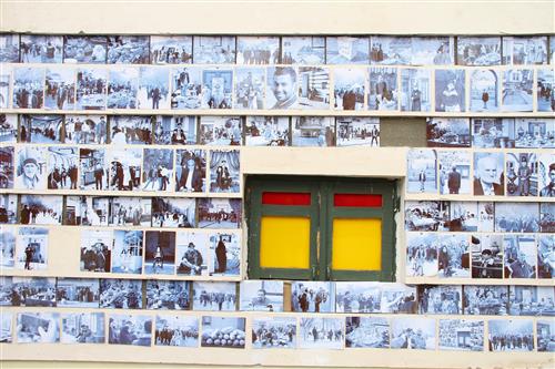 فاطمه معتمدی : یک عکس پر از عکس ، روی این دیوار تعداد زیادی عکس از مردم عادی زده شده که بیشتر عکس ها پرتره هستند.
این دیوار جلوه زیبایی به آن قسمت داده و بیشتر مواقع رهگذران آن جا می ایستند و عکس ها را تماشا میکنند.
تهران