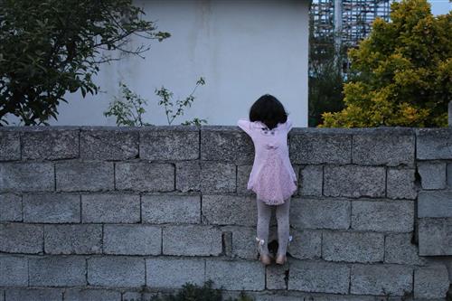 فاطمه معتمدی : دخترک کنجکاو ، دختری که بر روی دیوار آویزان شده و در حال تماشای اتفاقات آن طرف دیوار است.