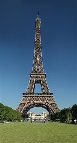 سیده لیلا غفوریان : برج ایفل ، برج فلزی ایفل که زمانی بلند ترین سازه جهانی شناخته می شد امروزه به عنوان نماد فرانسه است.پر بازدید ترین بنای جهان ویکی از شناخته شده ترین بناها در جهان است. برج فلزی در میدان شان دو مارس ودر کنار رود سن واقع در شهر پاریس است.