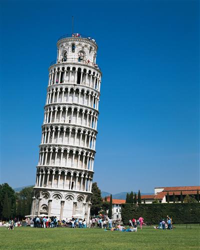 بهزادجعفری : برج پیزا ،  برج پیزا و حضور تماشاگران و توریست ها در اطراف و بالای برج.برج کج پیزا در زبان ایتالیایی با نام «Torre Pendente di Pisa» شناخته می‌شود.ساخت برج پیزا در ایتالیا در ۹ اوت سال ۱۱۷۳ میلادی آغاز‌ شد. در ‌ابتدا قرار ‌بود که برج ناقوس باشد و تا ۵‌ سال هم صاف بود اما درست بعد از تکمیل طبقه سوم در سال ۱۱۷۸، برج شروع به کج‌ شدن کرد،خاک رس دیگر قدرت لازم برای راست نگه ‌داشتن برج را نداشت. بعد ‌از این اتفاق، ساخت آن به مدت ۱۰۰‌ سال متوقف ‌شد.در سال ۱۹۶۴ میلادی، ایتالیا برای جلوگیری از واژگون شدن برج درخواست کمک کرد. البته به دلیل اهمیت این ساختمان در صنعت توریسم شهر پیزا، دولت می‌خواست که برج همچنان کج باقی بماند. از سال 2001 بازدید عمومی از برج برای توریست ها آزاد شد.