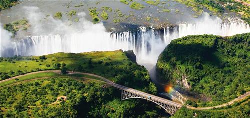 بهزادجعفری : آبشار ویکتوریا ، تصویر هوایی آبشار ویکتوریا در مرز بین زامبیا و زیمباوه.آبشار ویکتوریا آبشاری است طبیعی در جنوب قاره آفریقا که بر روی رودخانه زامبزی و بر روی خط مرزی زامبیا و زیمبابوه قرار گرفته است.
آبشار ویکتوریا با ارتفاع ۱۰۸ متر (۳۶۰ پا) عریض‌ترین آبشار جهان شناخته می‌شود. همچنین عرض دو سوی آبشار ویکتوریا به ۱۷۰۰ متر (۵۵۷۷ پا) می‌رسد.