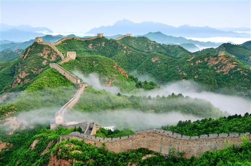 بهزادجعفری : دیوار چین ، تصویر هوایی از دیوار چین.دیوار چین (به چینی: 中国的长城) طولانی‌ترین و بزرگترین سازهٔ مهندسی تدافعی و نظامی از لحاظِ زمانِ ساخت در جهان است. این دیوار در نقشه جغرافیایی چین ۲۱٬۱۹7 کیلومتر امتداد یافته‌است و در سال ۱۹۸۷ میلادی در فهرست میراث جهانی ثبت گردیده‌است.