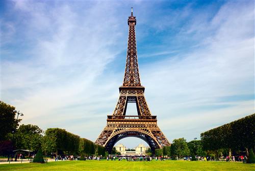 بهزادجعفری : برج ایفل ، برج ایفل و تماشاگران و توریست ها در اطراف و بالای برج.برج ایفل برجی فلزی در میدان شان دو مارس و در کنار رود سن واقع در شهر پاریس است. برج ایفل که زمانی بلند ترین سازه ی جهان شناخته میشد،امروزه به عنوان نماد فرانسه شناخته می‌شود، پربازدیدترین بنای جهان و یکی از شناخته‌شده‌ترین بناها در جهان است
