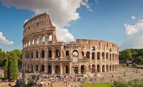 هدیه مرادی : کولوسئوم ، یک تماشاخانه در شهر رم در ایتالیا است. این عکس از روبه رو گرفته شده است  و بازددید کنندگان در حال بازدید از تماشاخانه هستند کولوسئوم بزرگترین تماشاخانه در امپراتوری روم بوده‌است. کولوسئوم ظرفیتی میان ۵۰۰۰۰ تا ۸۰۰۰۰ نفر و ۸۰ در ورودی داشته‌است. ساخت کولوسئوم توسط وسپاسیان بین سالهای ۶۹ تا ۷۰ میلادی پایه‌گذاری شد. ﺍﻣﺮﻭﺯﻩ،ﻛﻮﻟﻮﺳﻴﻮﻡ ﻣﺤﺒﻮﺑﺘﺮﻳﻦ ﺑﻨﺎﻯ ﺍﻳﺘﺎﻟﻴﺎ، ﻧﻤﺎﺩ ﺷﻬﺮ ﺭﻭﻡ ﻭ ﺗﻤﺪﻥ ﺭﻭﻣﻰ ﺍﺳﺖ. ﻫﻤﻪ ﺭوﻣﻴﺎﻥ ، ﺍﻳﺘﺎﻟﻴﺎﻳﻴﻬﺎ ﻭ ﺣﺘﻰ ﺍﺭﻭﭘﺎﻳﻴﻬﺎ ﺑﻪ ﺍﻳﻦ ﺗﻤﺪﻥ ﺍﻓﺘﺨﺎﺭ ﻣﻴﻜﻨﻨﺪ. ﺩﺭ ﺳﺎﻝ ٢٠٠٧، ﺩﺭ ﻃﻰ ﻳﻚ ﻧﻈﺮﺳﻨﺠﻰ ﺑﺎ ﺷﺮﻛﺖ ﺑﻴﺶ ﺍﺯ ﻳﻜﺼﺪ ﻣﻴﻠﻴﻮﻥ ﻧﻔﺮ ، ﻛﻮﻟﻮﺳﻴﻮﻡ ﺟﺰﻭ ٧ ﺍﺛﺮ ﺑﺮﺗﺮ ﻭ ﻣﺤﺒﻮﺏ ﺟﻬﺎﻥ ﺑﺮﮔﺰﻳﺪﻩ ﺷﺪ