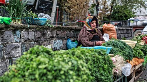 سارا میرحسینی : سبزی فروش ، خانمی در حال فروش سبزی محلی  در یکی از روزهای سرد سال 97 در نزدیکی بازار محلی شهرستان آمل