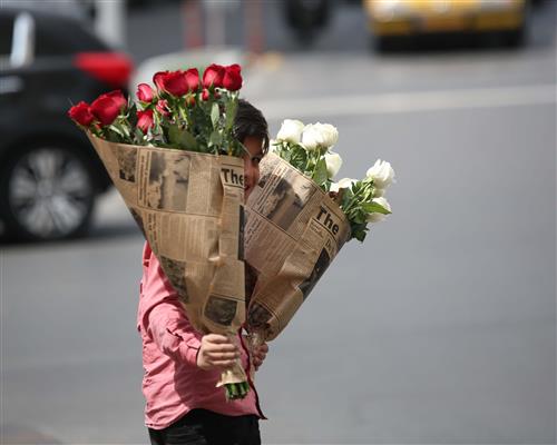 سارا میرحسینی : دست فروش ، پسرک گل فروشی که در یک روز بهاری در سال 97 در چهارراه فرمانیه تهران در حال امرار معاش میباشد