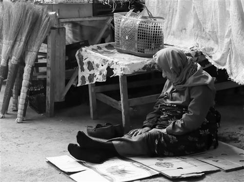 سارا میرحسینی : دست فروش ، خانم مسن دست فروشی که در یک بعد از ظهر تابستانی در بازار محلی در شهر بابل که محل کسب خود است در حال استراحت میباشد