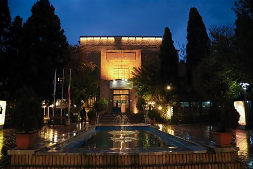 مهدیه صالحی : خانه هنرمندان ایران ، بازدیدکنندگان در حال گردش در مجموعه فرهنگی هنری خانه هنرمندان واقع در تهران می باشند .