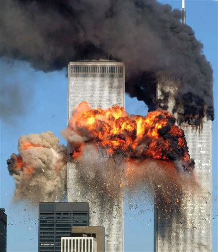 فریبا اسکندری : حادثه ۱۱ سپتامبر ، حمله ترور یستی به برج های دوقلوی مرکز تجارت جهانی در ۱۱ سپتامبر ۲۰۰۱ در شهر نیویورک. این حمله با ربودن چهار هواپیمای تجار ی - مسافربر ی شروع شد.هواپیماربایان، دو هواپیما را در فاصله های زمانی گوناگون تعمداً به برجهای دوقلو زدند. در نتیجه این دو برخورد، همه مسافران به همراه عده بسیار ی که در ساختمانها حضور داشتند، کشته شدند.