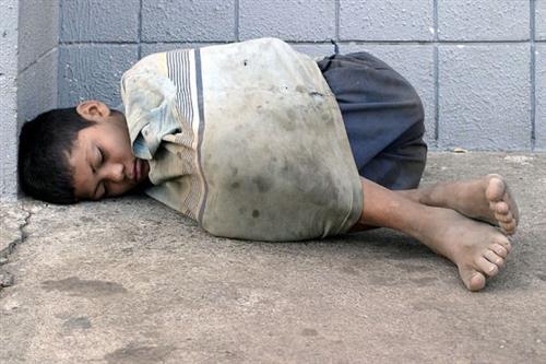 یگانه سجا : کودک بی خانمان ، او کودکی بی خانمان است که بدلیل نداشتن خانواده و  سرپناه در خیابان ها میخوابد..