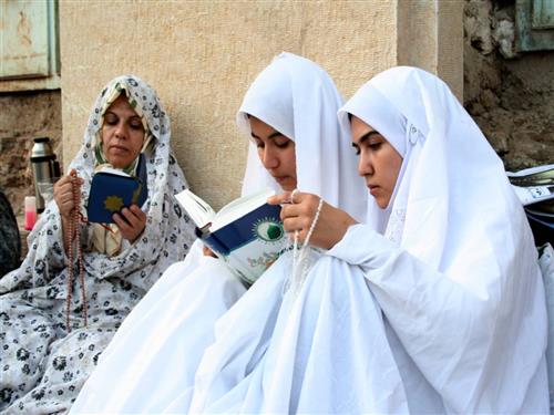 یگانه سجا : عبادت ، دختران و زنان در مراسم اعتکاف ماه رمضان که در مساجد اقامت میکنند و به مدت دست کم سه روز به نماز و روزه می پردازند..