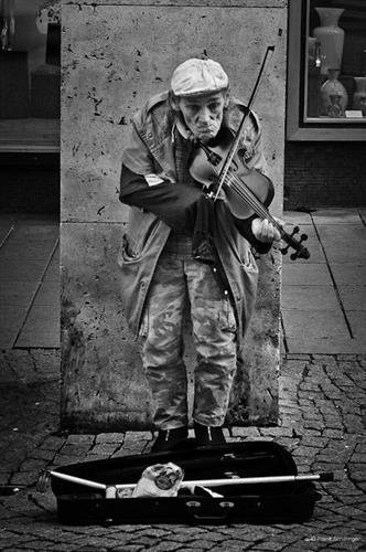 یگانه سجا : پیرمرد ویولن زن ، او پیرمردی ۸۰ساله که در فقر زندگی میکند و برای تامین نیازهای خود در کنار خیابان ها ویولن مینوازد..