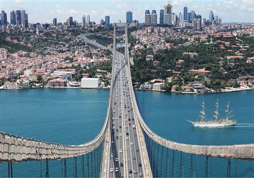 سمانه درویش : پل بغاز استانبول ، نمایی از روی پل و ماشین های در رفت و آمد.پل بغاز اولین پل ساخته شده بر روی تنگه بسفر است.پل بغاز در بین مردم استانبول به (Birinci Köprü) معروف است.این پل از جمله پلهای تاریخی ترکیه هم محسوب می‌شود که طرفداران بسیاری به خاطر زیبایی خصوصاً در شب دارد و همه ساله این پل و زیبایی آن جزء جاهای دیدنی شهر استانبول برای مسافران قرار می‌گیرد.