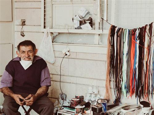 یگانه سجا : پیرمرد کفشدوز ، اقا رضا پیرمرد کوتوله ای است که در استان فارس شیراز زندگی میکند و سال ها شغلش کفشدوزی است او همیشه چهره ای مهربان و آرامی دارد و با کار خوبی که به مردم ارائه میدهد بسیار مورد توجه مردم قرار گرفته است.