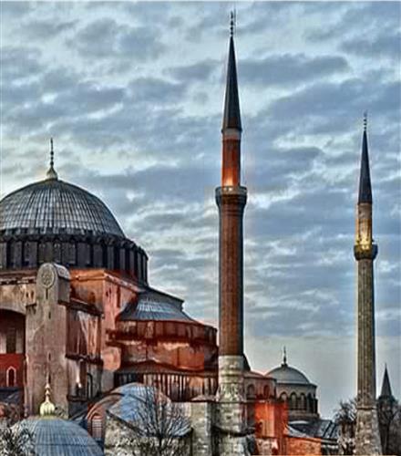 سایه صیرفی پور  : مسجد ایا صوفیه  ، مسجد ایا صوفیه که در منطقه سلطان احمد مرکز شهر استانبول قرار دارد با قبه و منار های بلندش تبدیل به قطب گردشگردی ترکیه شده است 