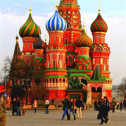 هدیه مرادی : سنت باسیل ، کلیسای  سنت باسیل در میدان سرخ، مسکو روسیه است که به دستور ایوان مخوف ساخته شد. این کلیسا در مرکز شهر مسکو قرار داشت و بلندترین بنای اروپا تا سال ۱۶۰۰ میلادی به‌شمار می‌رفت. این عکس از روبه روی کلیسا گرفته شده است و مردم در حال بازدید از این کلیسا هستند سال ۱۹۹۰ این بنا به همراه کاخ کرملین و میدان سرخ به عنوان یکی از میراث‌های جهانی یونسکو شناخته شد.