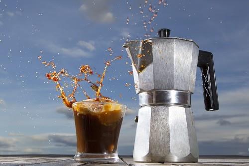 زهرا گودرزی : موکاپات ، قوری قهوه‌ساز اسپرسو، قوری موکا یا موکا پات یا موکاپات یا موکا اکسپرس نوعی ماشین قهوه‌ساز است که با گذراندن آب بسیار داغ و تحت فشار با بخار از میان قهوه آسیاب شده، تولید نوشیدنی قهوه می‌نماید. این نوع قوری نخستین بار در سال ۱۹۳۳ توسط لوئیجی دو پونتی و برای شرکت ایتالیایی آلفانسو بیالتی منحصراً به ثبت رسید. صنایع بیالتی این نوع قهوه‌ساز را تحت نام موکا اسپرسو تولید و روانه بازار کرد.

برای استفاده از این ماشین به یک وسیله حرارتی مثل اجاق گازی یا برقی نیاز است که مراحل تولید قهوه با استفاده از انرژی حرارتی این وسایل حرارتی تولید می‌گردد.
