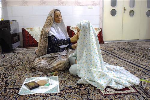 زهرا اصغری : نماز ، مادربزرگ به همراه نوه دخترش آماده برای اقامه نماز