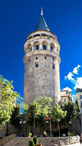 سمانه درویش : برج گالاتا استانبول ، تصویری از نمای اصلی برج گالاتا.برج گالاتا که یکی از جاهای دیدنی استانبول است؛ حدود هفتصد سال پیش (۱۳۸۴ میلادی) و با هدف نظارت بر کشتی‌ها و شناسایی کشتی­های متجاوزین و دشمنان بنا شد. اما بعدها تغییر کاربری داد و به عنوان زندان از آن استفاده شد. بعدها کاربری دیده بانی پیدا کرد و درتمام این زمان‌ها بارها مورد تعمیر و بازسازی قرار گرفت. برج گالاتا یک نماد برای شهر استانبول محسوب می­شود و در ارتفاع ۶۷ متری شهر را زیر پا دارد