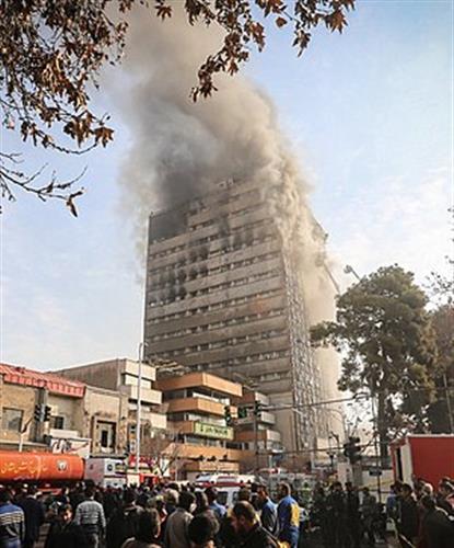 زهرا گودرزی : حادثه پلاسکو  ، این تصویر آتش سوزی پلاسکو و فرو ریختن ساختمان پلاسکو رانشان میدهد. پلاسکو ساختمانی تجاری در ضلع شمال شرقی چهارراه استانبول بود و از آن به‌عنوان اولین آسمان‌خراش و ساختمان مدرن خاورمیانه یاد می‌شد.این ساختمان ۱۷ طبقه با اسکلتِ فلزی که در سال ۱۳۴۱ افتتاح شده بود، یکی از مهم‌ترین مراکز تولید و فروش پوشاک در تهران بود. این ساختمان در روز پنج‌شنبه ۳۰ دی ۱۳۹۵ پس از ۵۴ سال از زمان ساخت بر اثر آتش‌سوزی فرو ریخت و ۵۶۰ واحد تجاری در آن نابود شد.