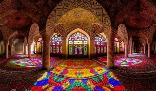 یاسمن زندی : مسجد نصیرالملک ، نمای داخلی مسجد نصیر الملک ،معروف به مسجد صورتی،که به دستور میرزا حسن علی،ملقب به نصیرالملک، یکی از بزرگان سلسله قاجار ساخته شد ،از دیدگاه کاشی کاری یکی از ارزنده ترین مسجد ایران،در شهر شیراز محسوب میشود،دلیل معروفیت این بنا،استفاده از شیشه های رنگی و نفوذ نور های رنگارنگ که از پشت شیشه های آن در طول روز،به داخل آن راه می یابد و زیبایی خاصی در فضای مسجد خلق می شود است.
مسجد نصیر الملک در تاریخ ۳۰خرداد۱۳۵۸ خورشیدی به عنوان یک اثار ملی ایران به ثبت رسید. ساخت این بنا،۱۲ سال ،از سال ۱۲۵۵ تا۱۲۶۷ خورشیدی، به طول انجامید