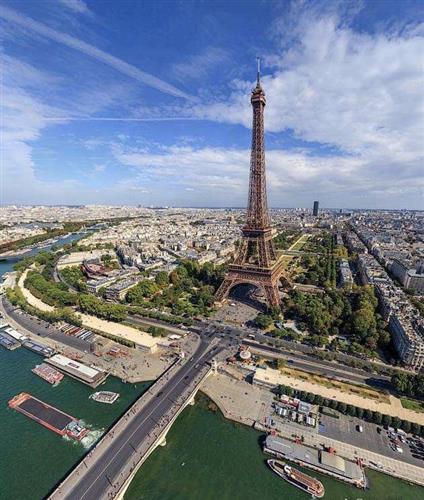 هدیه مرادی : برج ایفل  ، برجی فلزی است که در میدان شان دو مارس و در کنار رود سن واقع در کشور فرانسه در شهر  پاریس است.  این عکی هوایی گرفته شده است برج ایفل که زمانی بلند ترین سازه ی جهان شناخته میشد،امروزه به عنوان نماد فرانسه شناخته می‌شود، پربازدیدترین بنای جهان و یکی از شناخته‌شده‌ترین بناها در جهان است.در سال ۲۸ ژانویه ۱۸۸٧ اغاز و در سال 15مارس ١٨٨٩به پایان رسید ساخت برج ایفل دو سال و دو ماه طول کشید