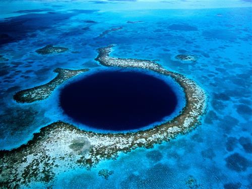 بهزادجعفری : چاله آبی بیلز ، تصویر هوایی از چاله آبی بیلز در سواحل کشور کوچک بیلز.چاله بزرگ آبی (The Great Blue Hole)، به طول ۹۸۴ پا و عمق تقریبی ۳۵۴ پا، در سواحل کشور کوچک بلیز (Belize) که در مجاورت دریای کارائیب است، گسترده شده است.