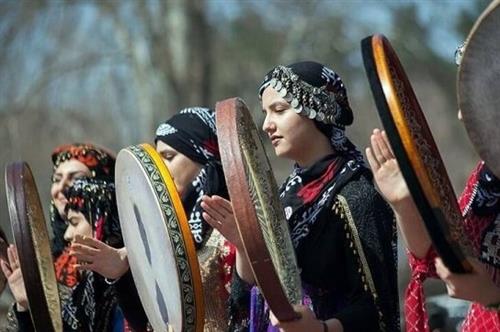 ژیلا نصیری : جشن نوروز ، زنان در حال دف زدن  در مراسم جشن ملی نوروز در محل آثار باستانی طاقبستان کرمانشاه 