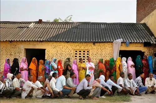 آیدا غفاری :  ، در روز دوشنبه، ۱۲ می ۲۰۱۴، اهالی جانپور که در قسمت شمالی استان یوتارپرادش هند قرار دارد، در صف منتظرند تا رای‌شان را به صندوق بیاندازند.
